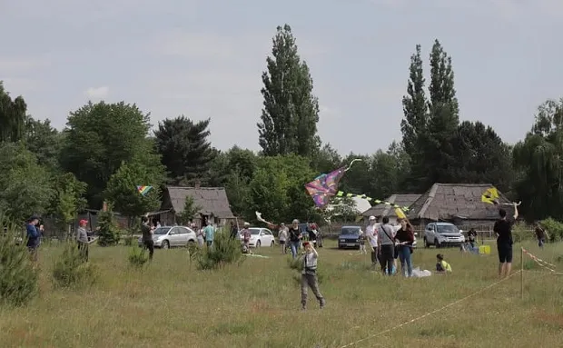 Змагання з повітряних зміїв відбулися у Луцьку Змагання з повітряних зміїв відбулися у Луцьку