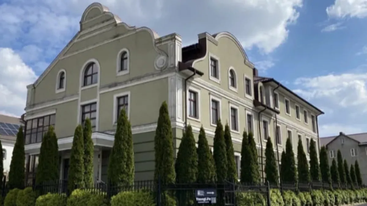 В Старому місті продають нову будівлю з підвалом і парковкою