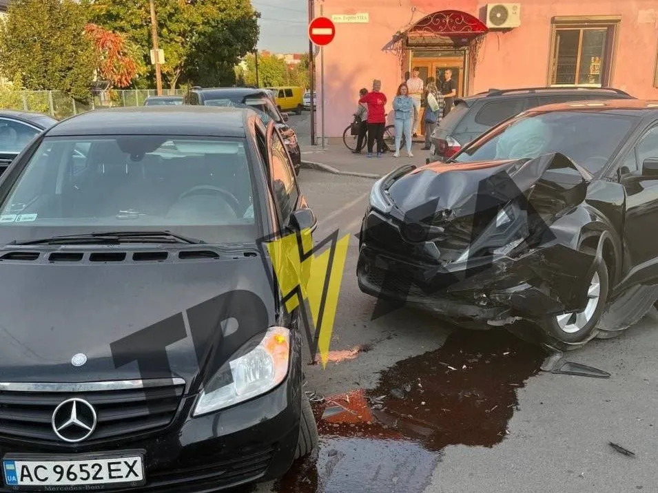 В Луцьку сталася аварія: розбитий капот і розкидані уламки В Луцьку сталася аварія: розбитий капот і розкидані уламки
