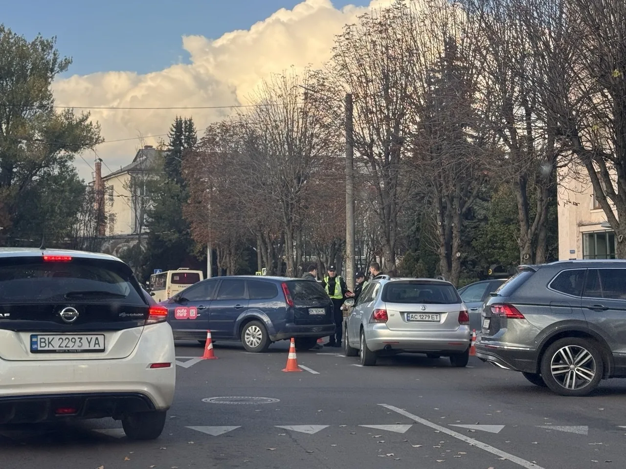 В Луцьку зіткнулися дві автівки біля кільця В Луцьку зіткнулися дві автівки біля кільця