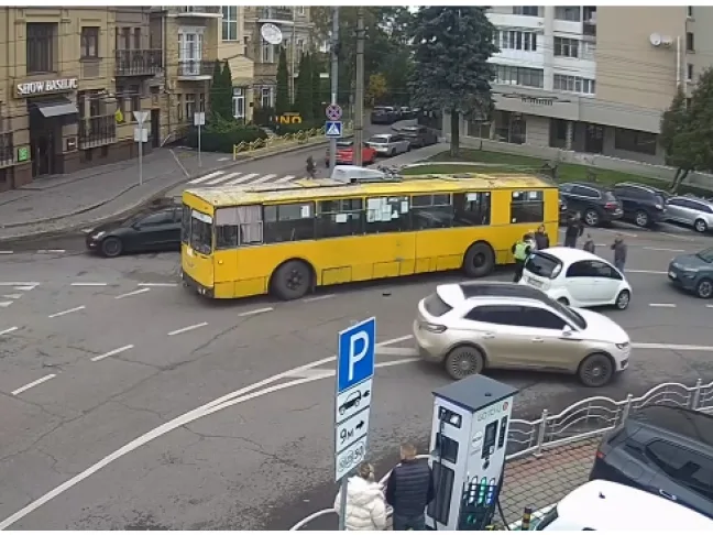 В Луцьку легковик зіткнувся з тролейбусом: показали момент аварії В Луцьку легковик зіткнувся з тролейбусом: показали момент аварії