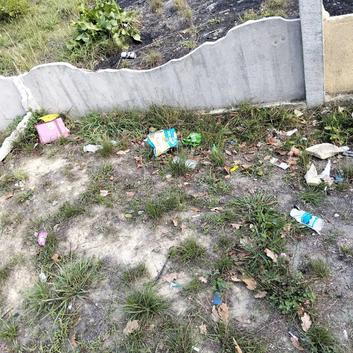 На Волині батьки скаржаться на занепад дитячого майданчика без лавок