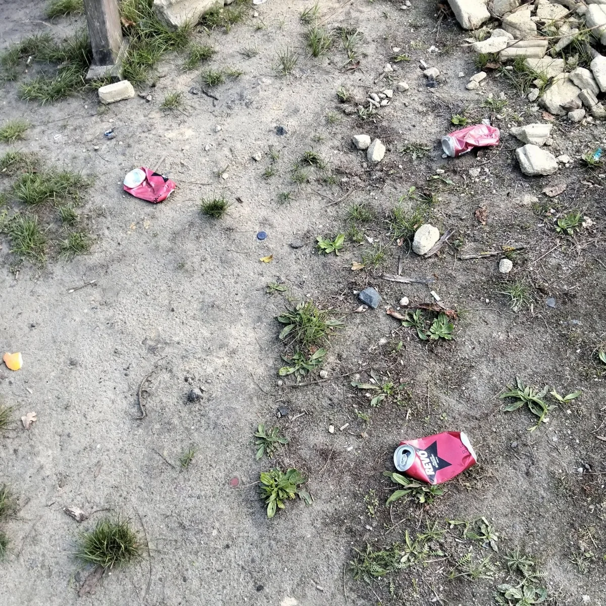 На Волині батьки скаржаться на занепад дитячого майданчика без лавок