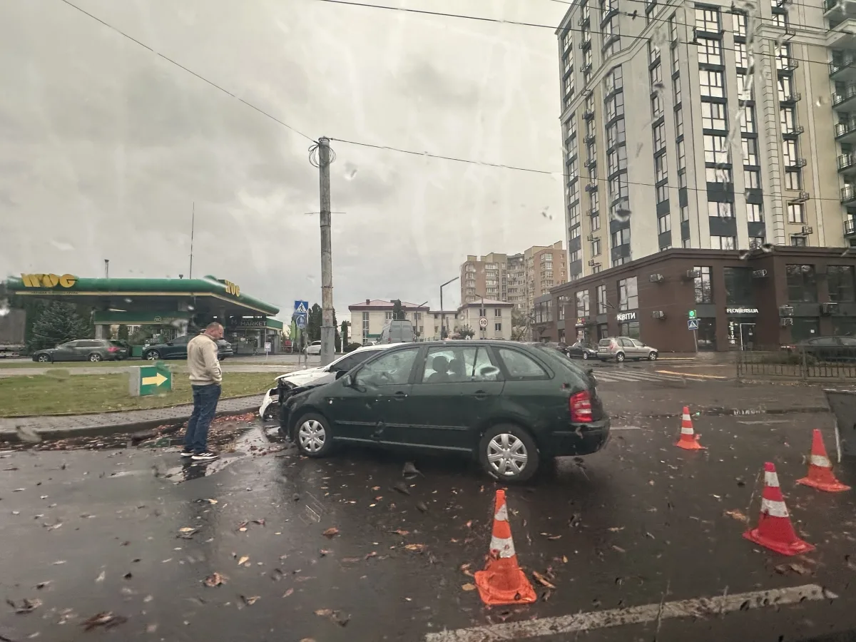 В Луцьку на Київському майдані сталася аварія: відлетів бампер
