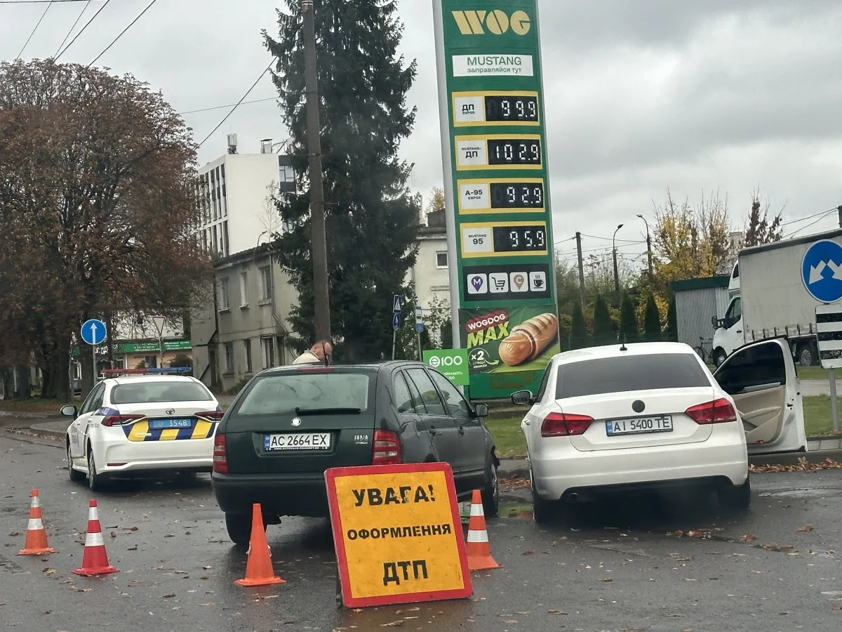 В Луцьку на Київському майдані сталася аварія: відлетів бампер