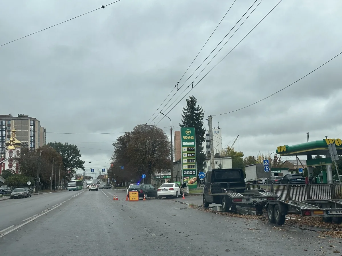 В Луцьку на Київському майдані сталася аварія: відлетів бампер