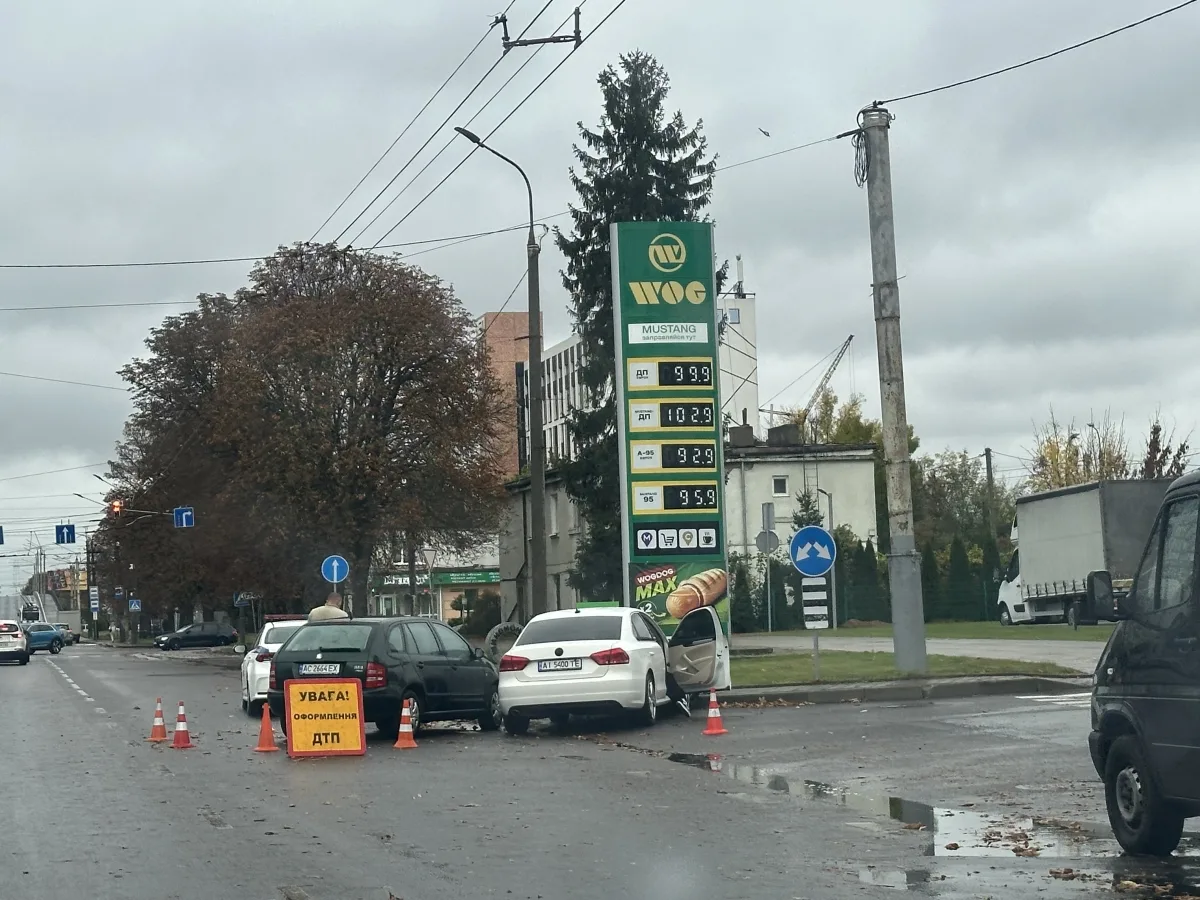 В Луцьку на Київському майдані сталася аварія: відлетів бампер