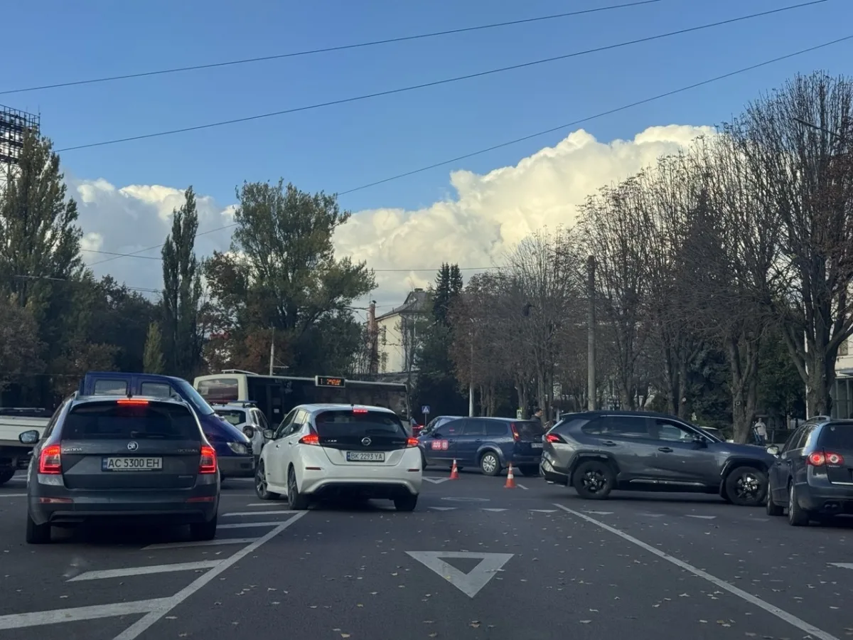 В Луцьку зіткнулися дві автівки біля кільця